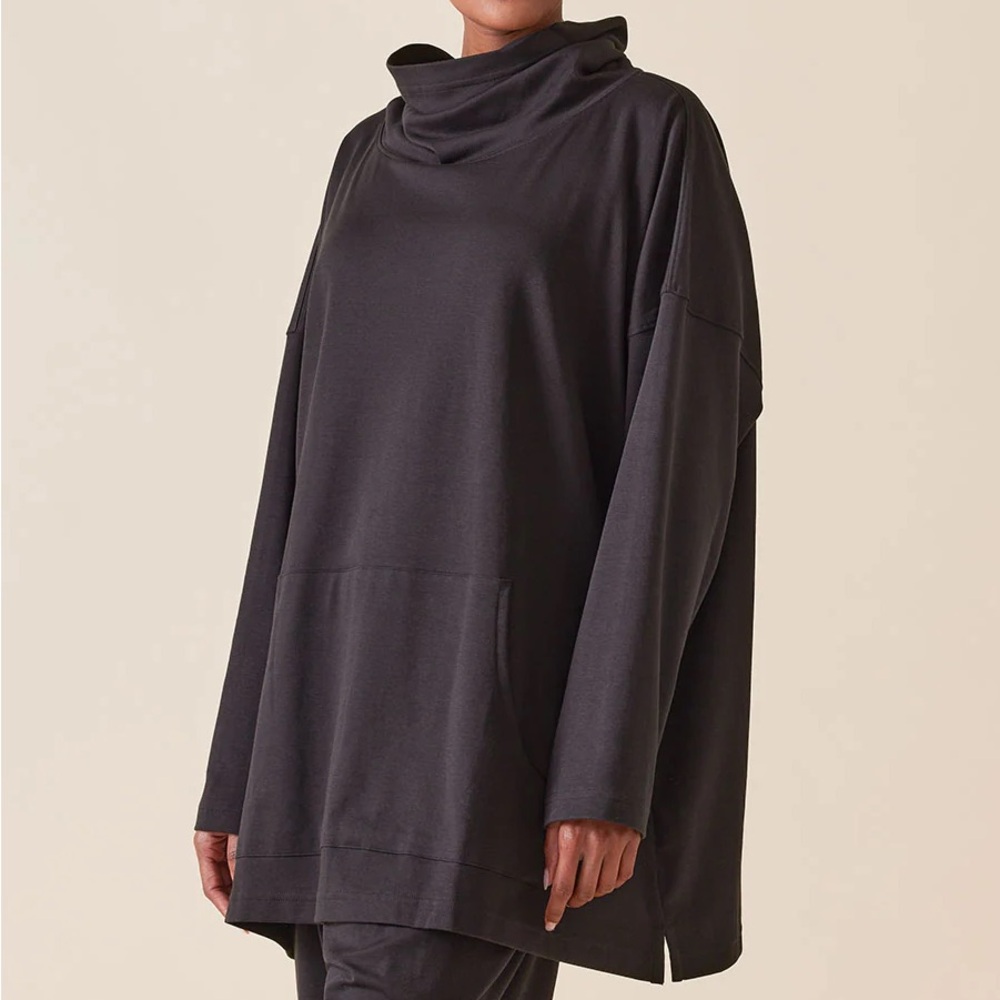 Eskandar monks top with pouch pocket. Size 1. Dark gray/black. 100% Pima cotton.